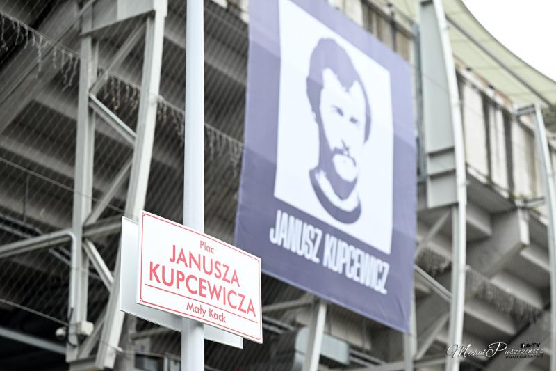Plac Janusza Kupcewicza przy gdyńskim stadionie