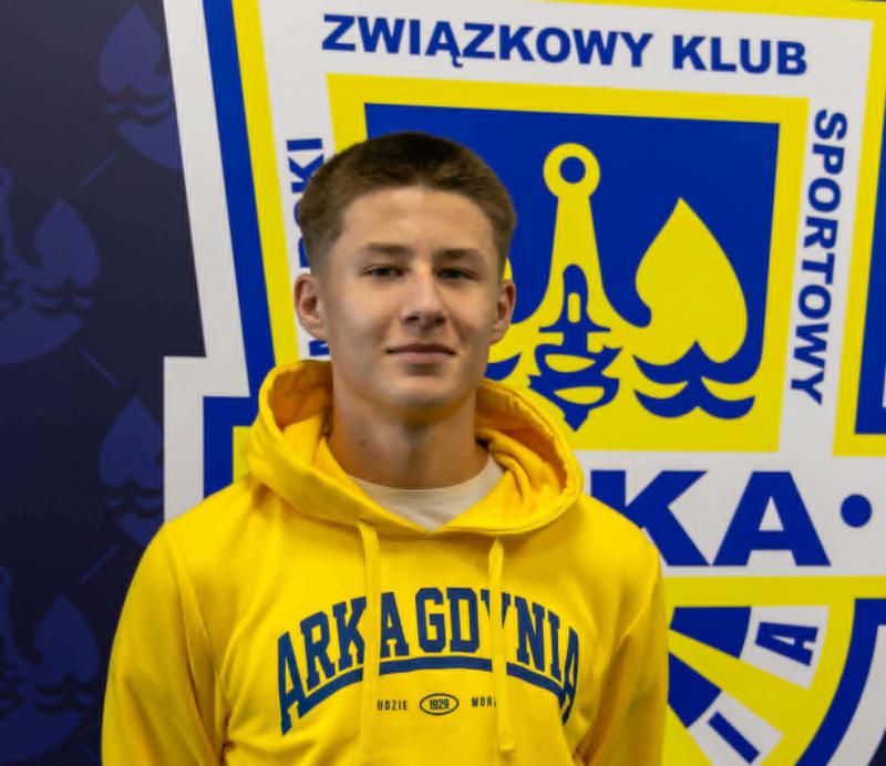 Julian Strzecki z profesjonalnym kontraktem